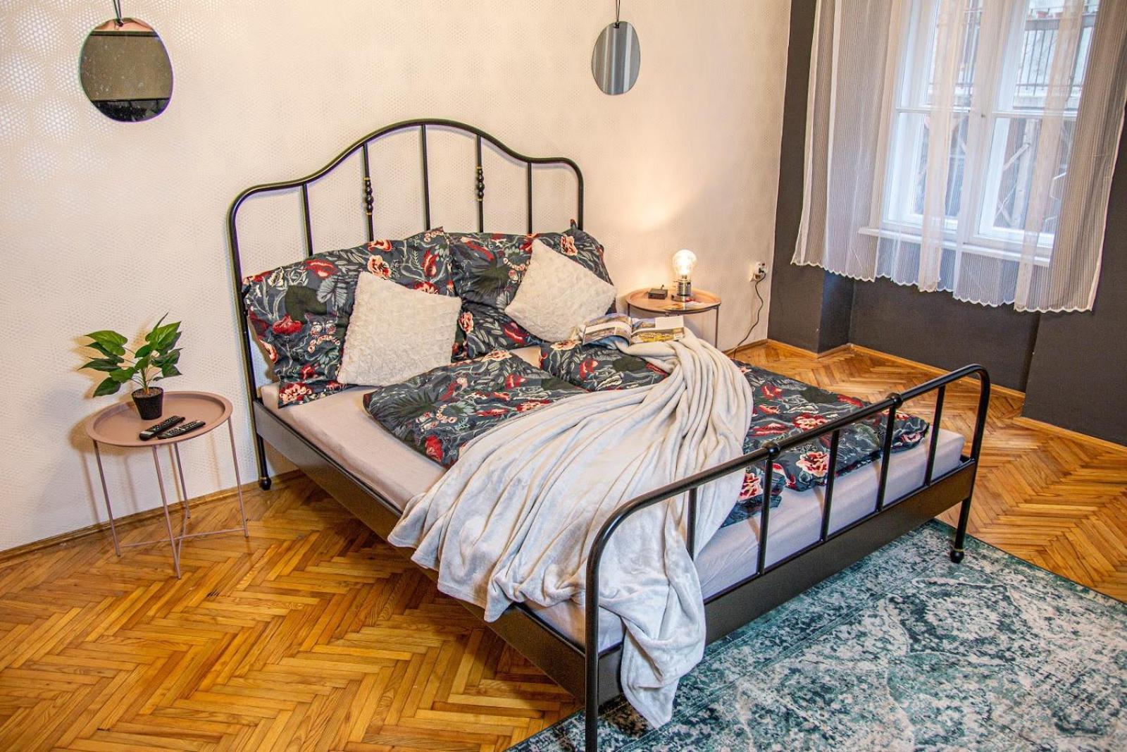 Mops Bob Apartment Будапеща Екстериор снимка